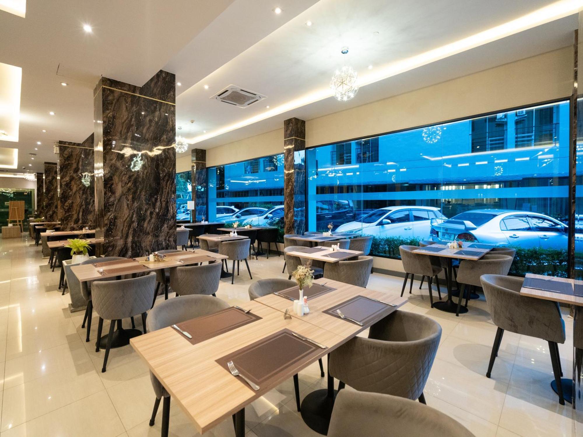 Отель Patong Bay 4*